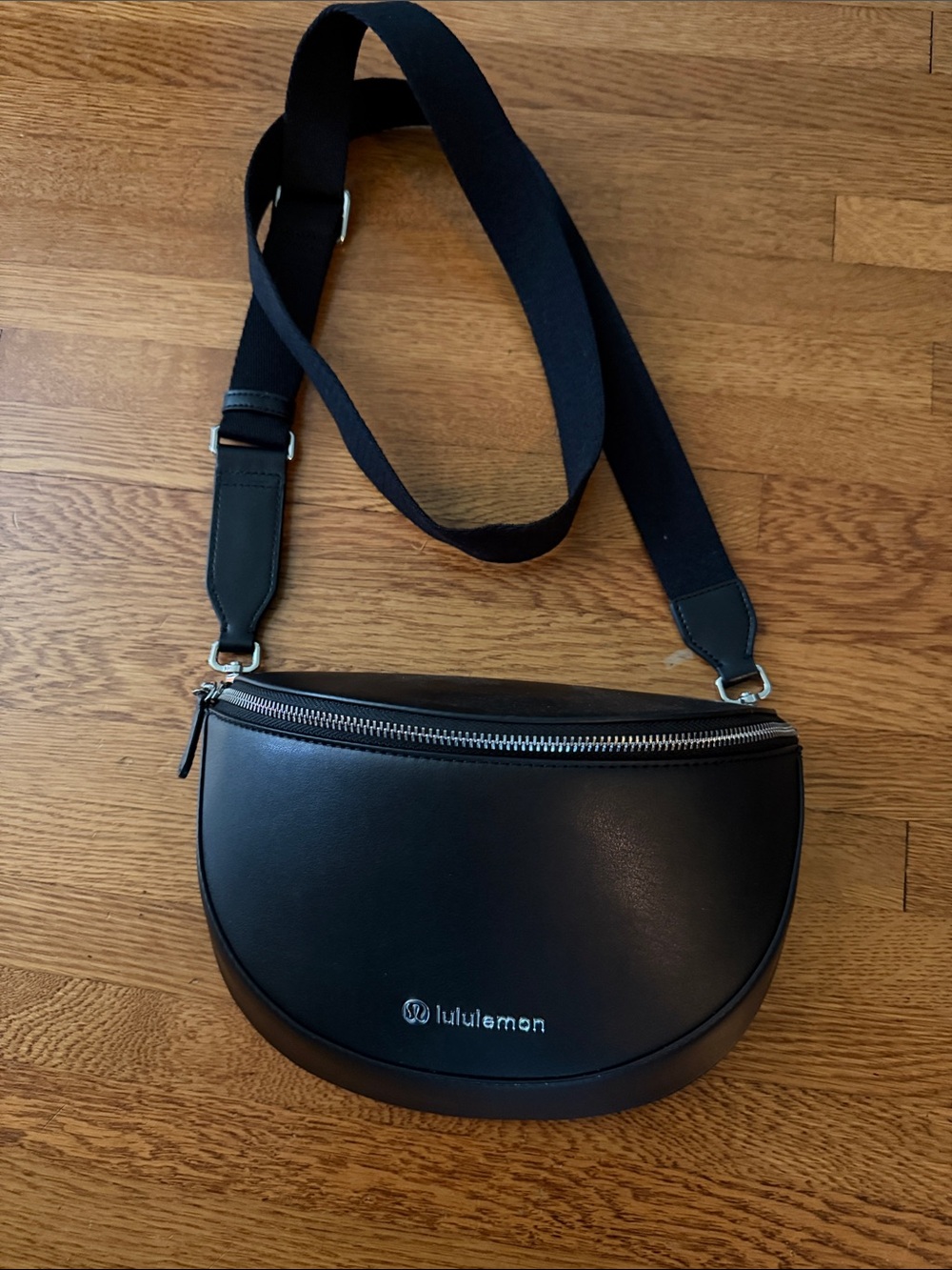 Lululemon Cactus Leather Saddle Crossbody Bag 2L Black Silver